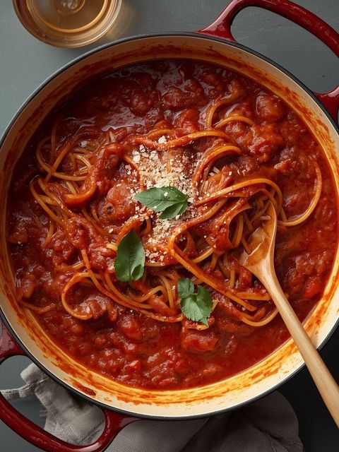 Wegańskie spaghetti w sosie pomidorowym - jednogarnkowe