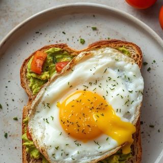 Tost z awokado i jajkiem sadzonym