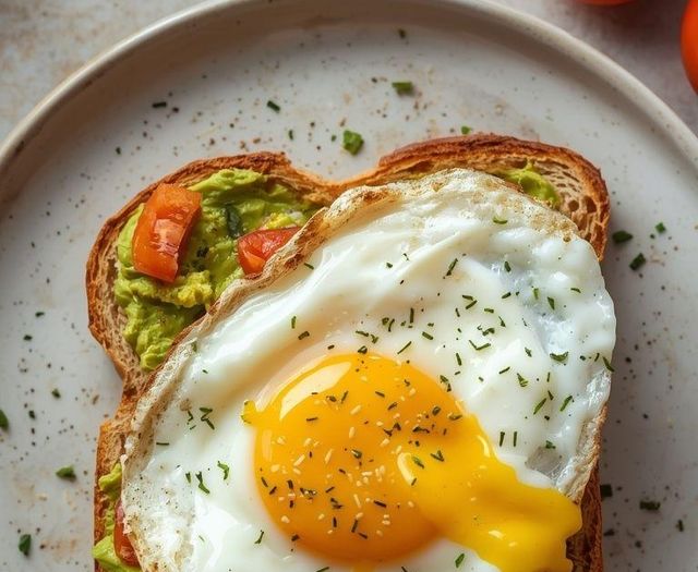 Tost z awokado i jajkiem sadzonym