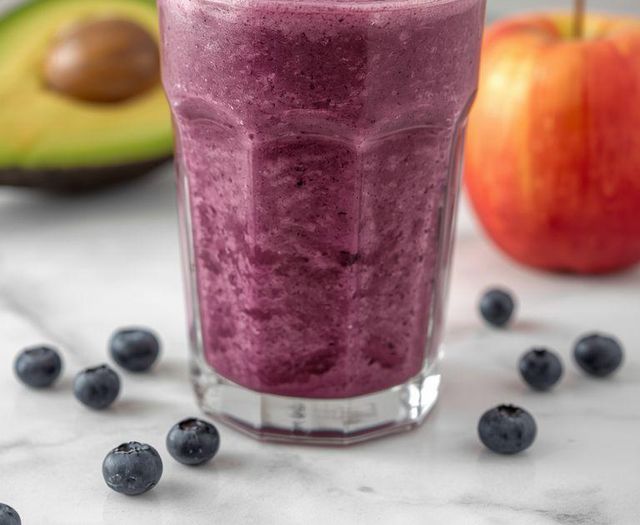 Blaubeer-, Beeren-, Apfelcocktail mit Avocado