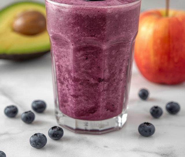 Blaubeer-, Beeren-, Apfelcocktail mit Avocado