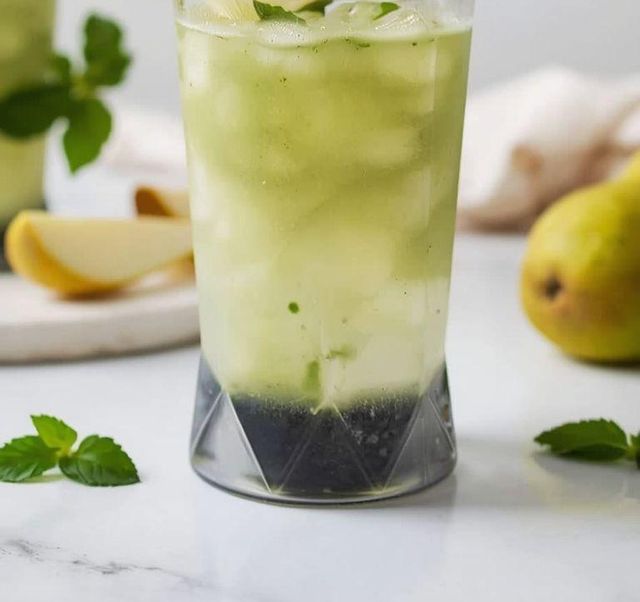 Grüner Cocktail mit Birne