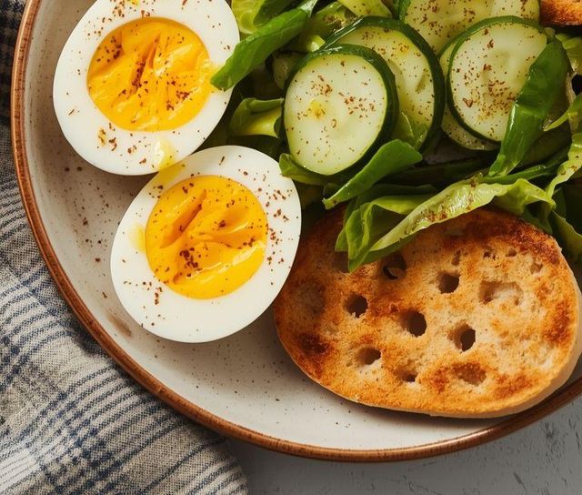 Soft-boiled egg with cucumber salad and crispbread (Low Carb)