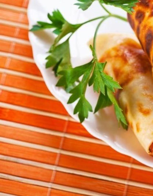 Schwerere Truthahn-Schinken-Sandwiches mit Salat und Tomaten