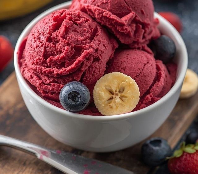 Sorbet z bananów i owoców jagodowych
