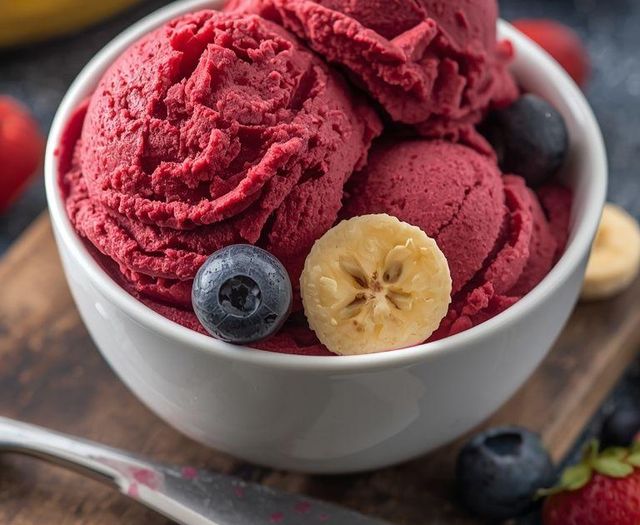 Sorbet z bananów i owoców jagodowych