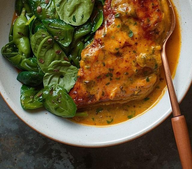 Hähnchen mit Currysauce und Spinat