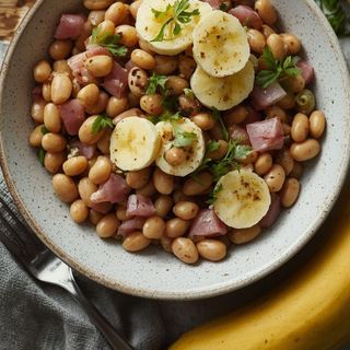 Sałatka z fasolą, szynką i kremem bananowym