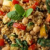 Kaszotto z kaszy bulgur z białą fasolką, papryką, cukinią i szpinakiem